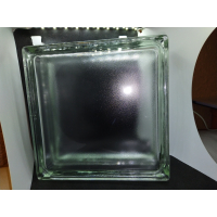 glasblok iets mat vierkant met gat